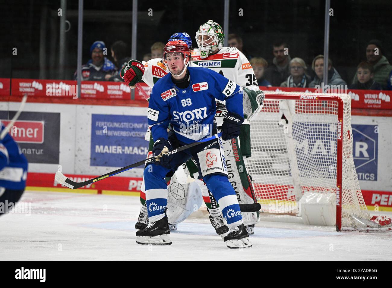 (v.l.n.r.) Zach Senyshyn (Schwenninger Wild Wings #89) Markus Keller (Augsburger Panther) Schwenninger Wild Wings gegen Augsburger Panther Eishockey, DEL, Spieltag 9, Saison 2024/2025, 13.10.2024 Foto: Eibner-Pressefoto/Sven Laegler Stockfoto