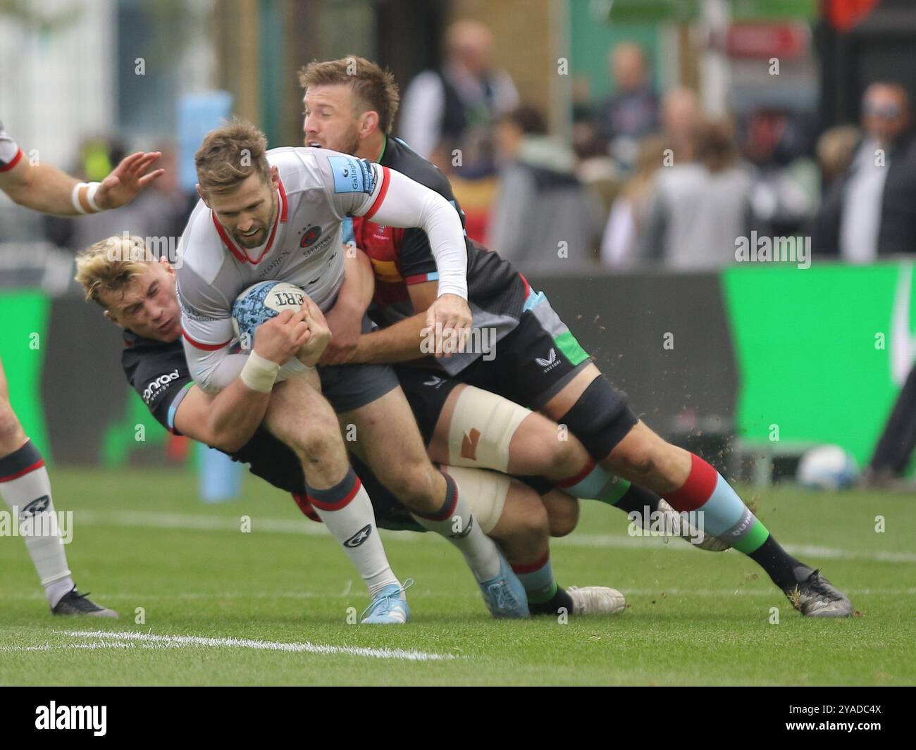 London, Vereinigtes Königreich. 13. Oktober 2024. Elliot Daly von Saracens wird während des Gallagher Premiership Rugby-Spiels zwischen Harlequins und Saracens im Twickenham Stoop bekämpft. Quelle: Jay Patel/Alamy Live News Stockfoto