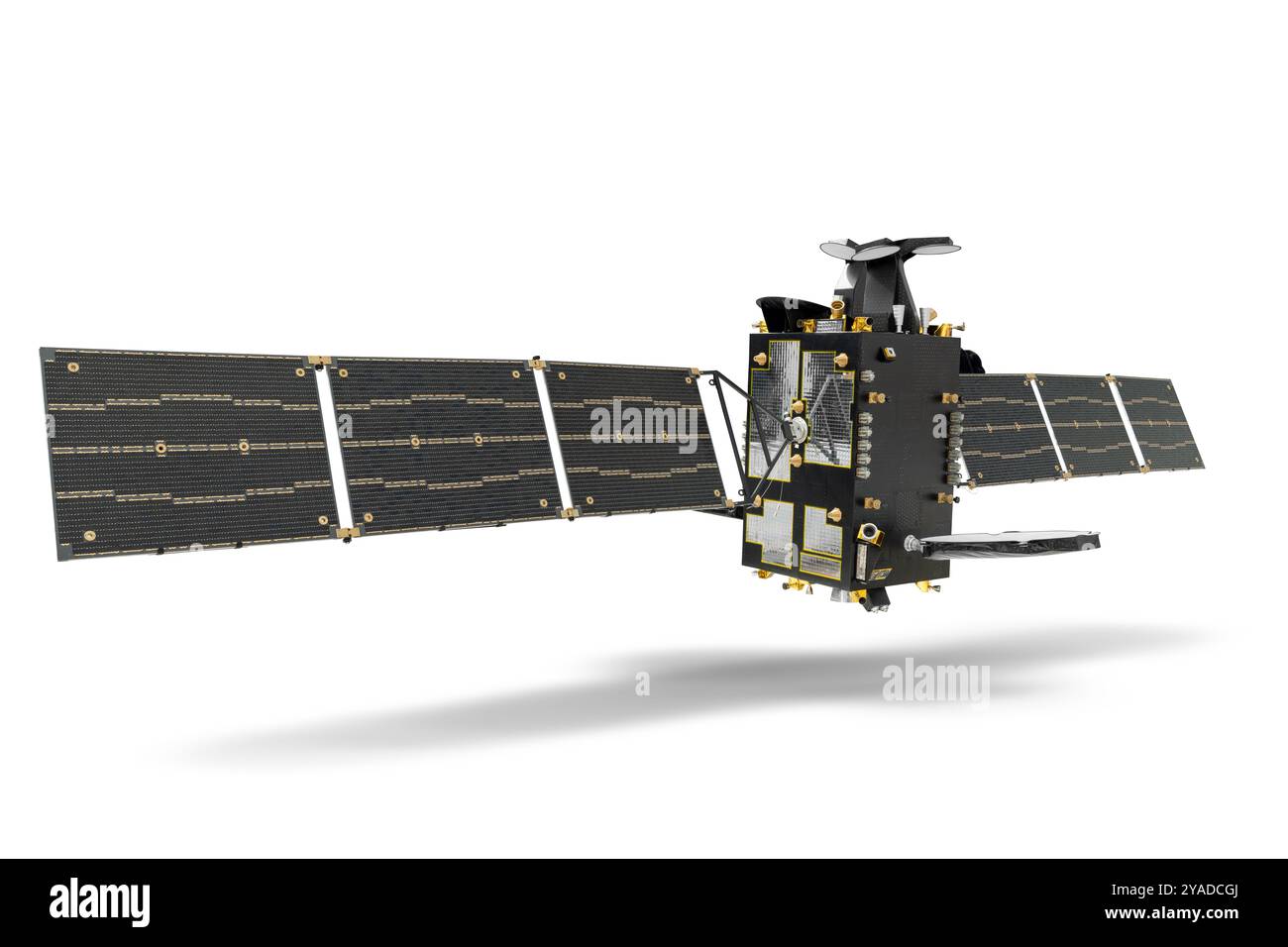 Izmir, Türkei - 28. September 2024: Ein Satellit mit erweiterten Sonnenkollektoren vor weißem Hintergrund, der fortschrittliche Weltraumtechnologie und c Stockfoto