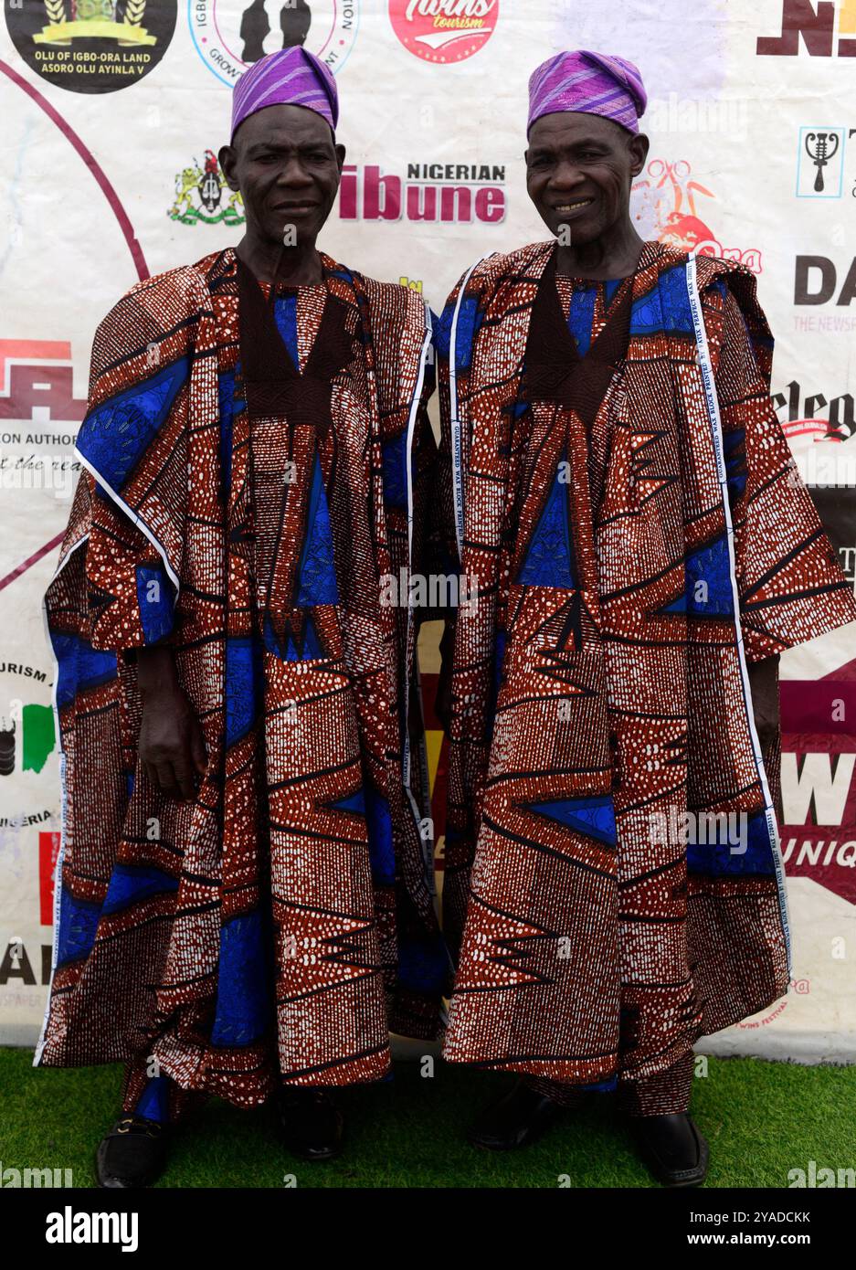 L-R: PA Kehinde Dahunsi und Pa Taiwo Dahunsi, beide 82 Jahre alt, sind die ältesten Zwillinge in Igbo-ora und nehmen am 12. Oktober 2024 am World Twins Festival in Igbo-ora, dem Land der Zwillinge, im Bundesstaat Oyo, Nigeria, Teil 2024. (Foto: Adekunle Ajayi) Stockfoto