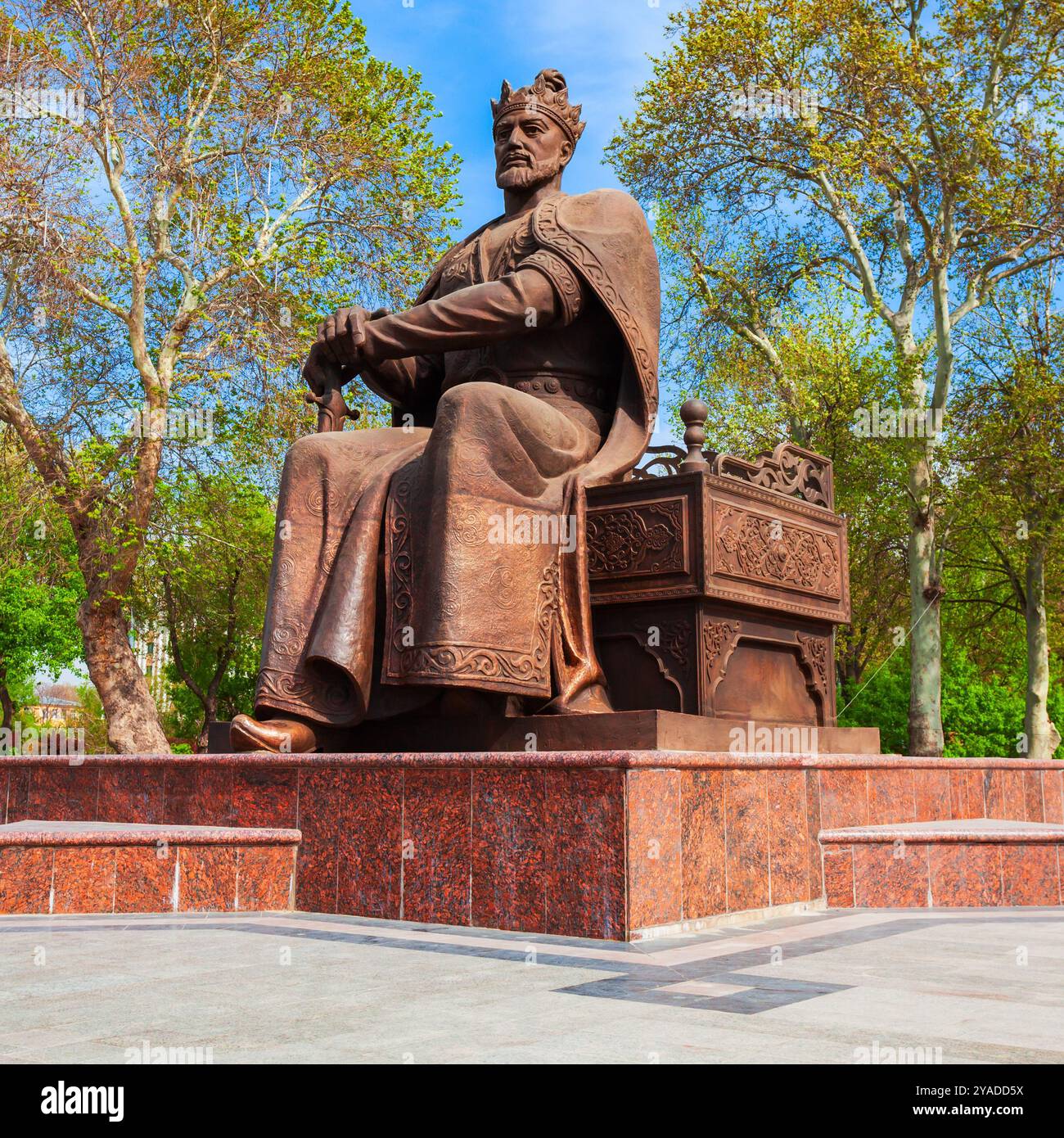 Samarkand, Usbekistan - 17. April 2021: Amir Timur oder Tamerlane Denkmal in Samarkand, Usbekistan. Amir Temur war ein turkischer mongolischer Eroberer, der fo Stockfoto