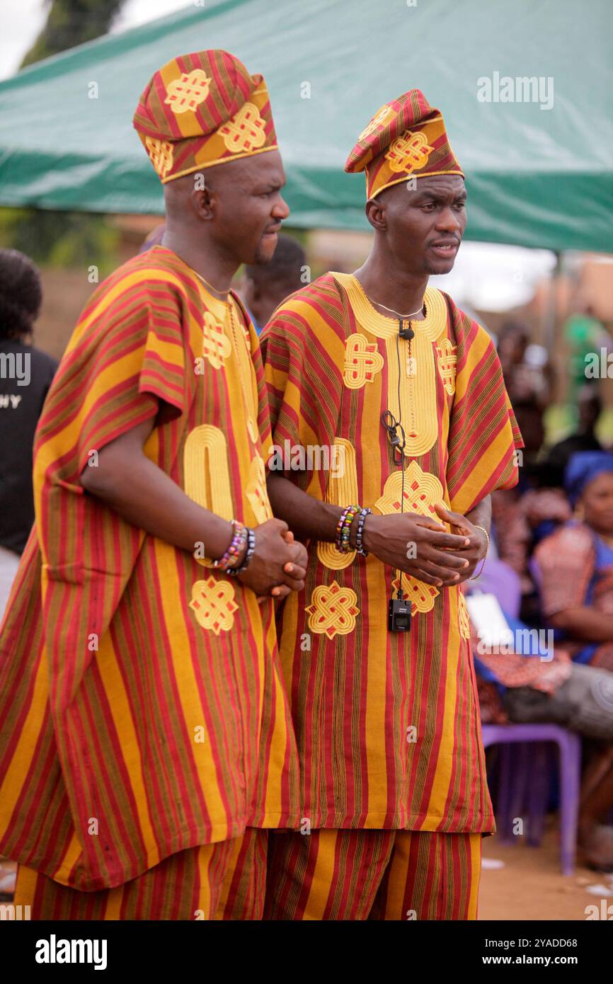 Igbo Ora, Nigeria. Oktober 2024. Von links nach rechts: Botschafter Taiwo Oguntoye und Kehinde Oguntoye, die Initiatoren des World Twins Festivals, nehmen am 12. Oktober 2024 des World Twins Festivals in Igbo-ora, dem Land der Zwillinge, im Bundesstaat Oyo, Nigeria, Teil 2024. (Foto von Adekunle Ajayi)0 Credit: NurPhoto SRL/Alamy Live News Stockfoto