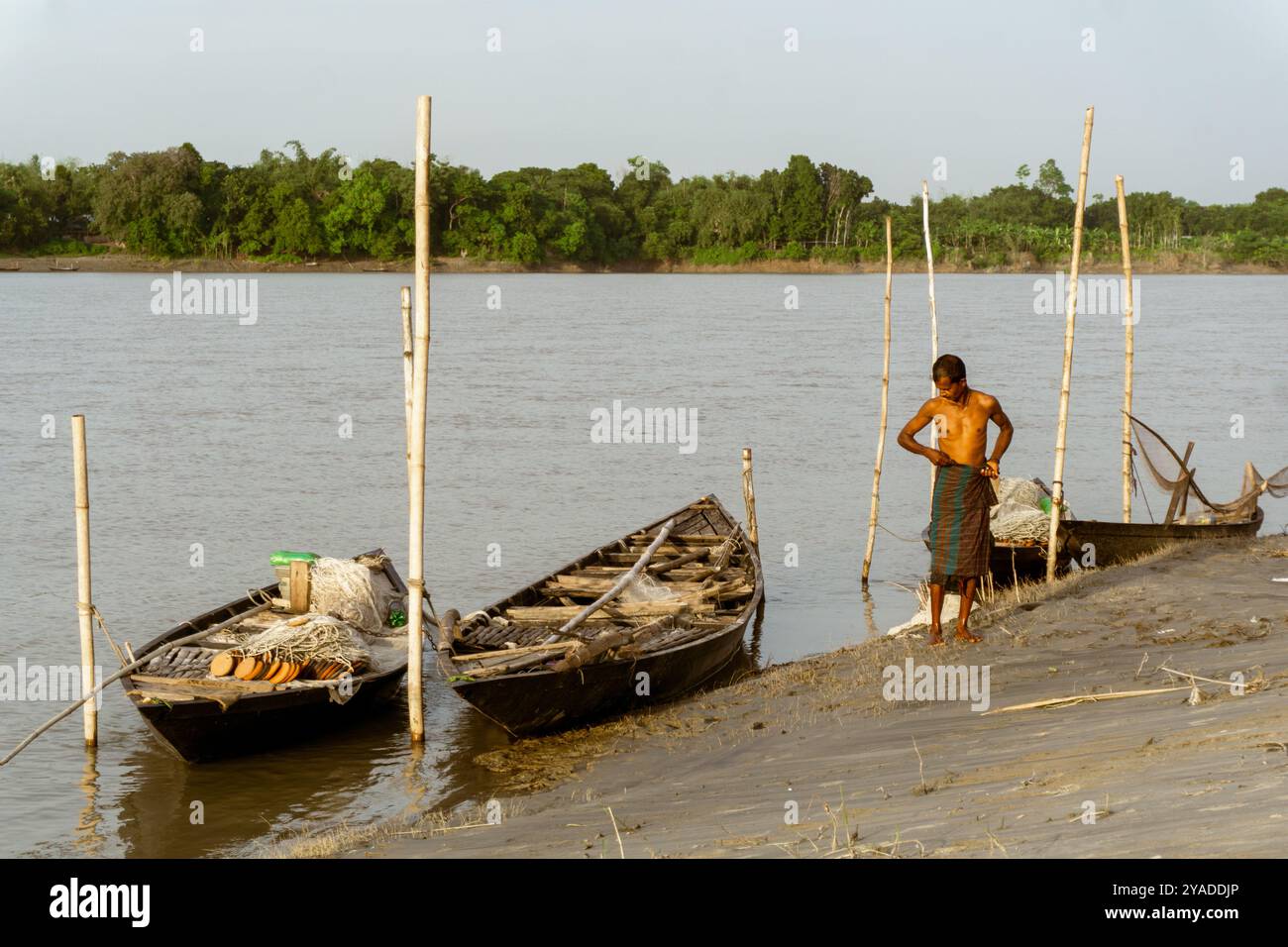 Fluss Gorai-Madhumati. Fischerboot im Fluss. Ein Fischer rudert neben dem Boot. Die Szene wurde am 24. Oktober 2023 aus Rajbari, Ba, aufgenommen Stockfoto