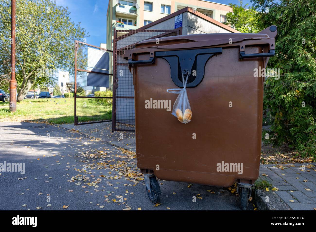 Abgestandenes Brot in einer Plastiktüte in den Müll geworfen, Essen in der Mülleimer, arme Leute essen, was sie im Müll finden Stockfoto