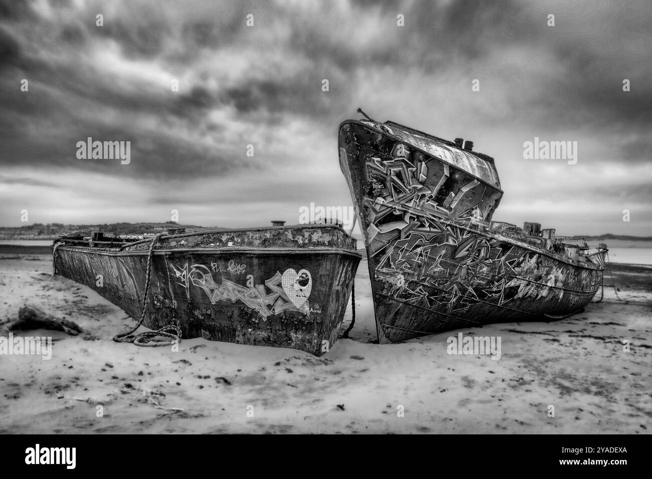 Bootsrümpfe am Strand rosten weg und Graffiti Stockfoto