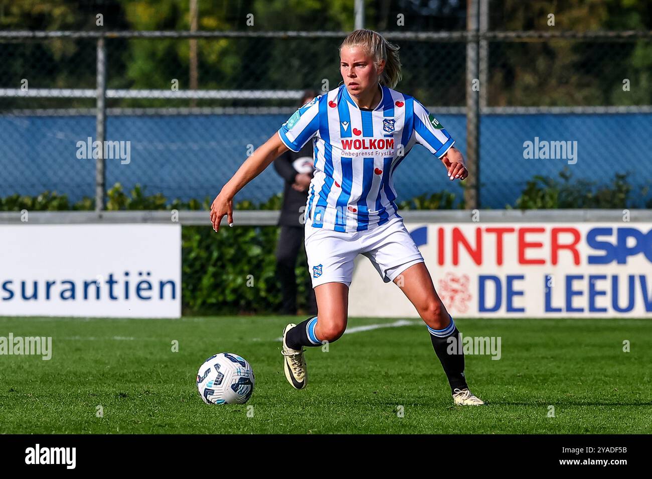 HEERENVEEN, NIEDERLANDE - 13. OKTOBER: EEF Kerkhof von sc Heerenveen läuft mit dem Ball während des niederländischen Azerion Frauen-Eredivisie-Spiels zwischen sc Heerenveen und PSV im Sportpark Skoatterwâld am 13. Oktober 2024 in Heerenveen, Niederlande. (Foto: Pieter van der Woude/Orange Pictures) Stockfoto