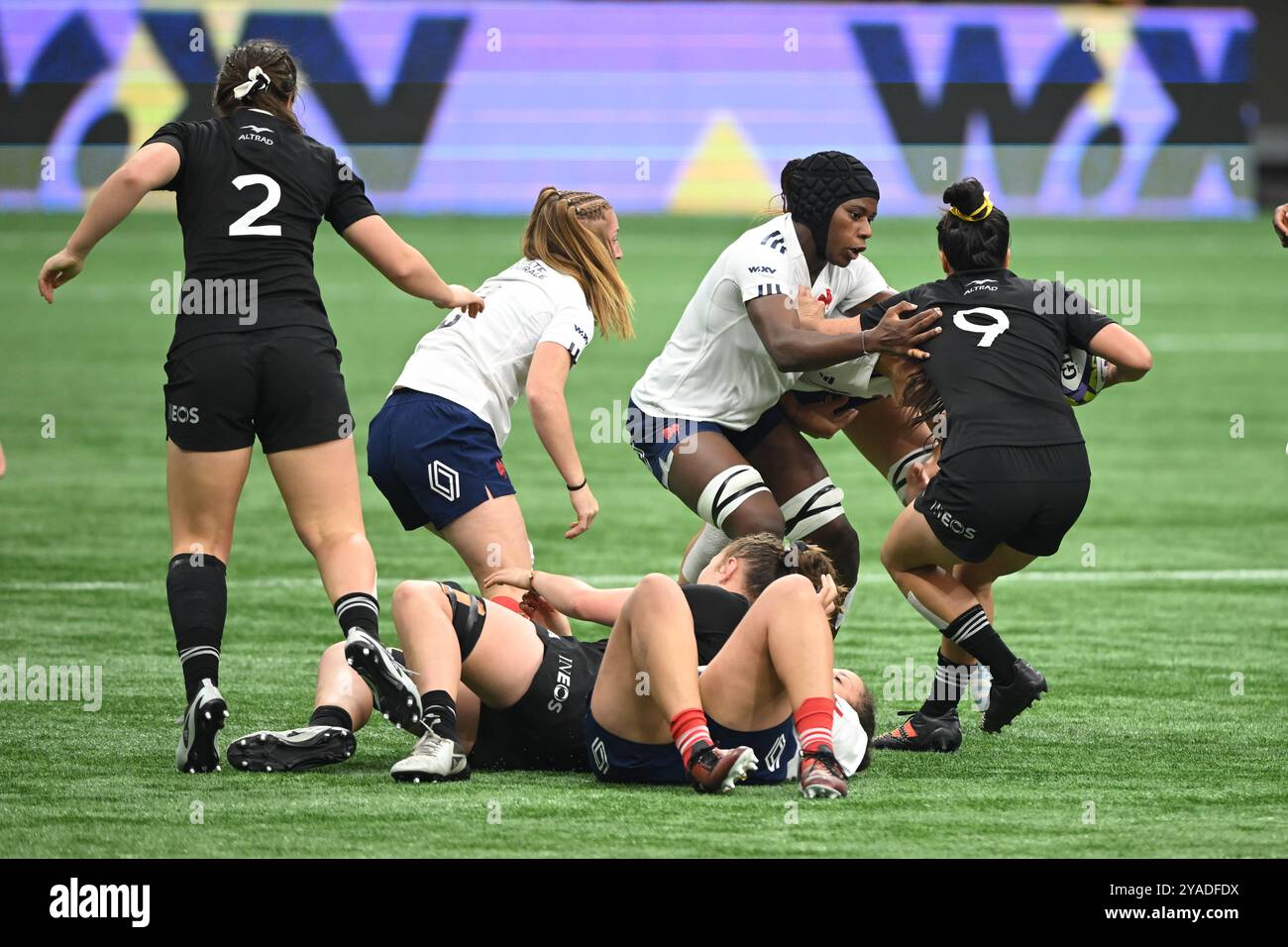 20241012; Vancouver, British Columbia, Kanada; Frankreich, der Blindside-Flanker Seraphine Okemba (6) verteidigt sich in der ersten Halbzeit im BC Place Stadium gegen die Neuseeländer-Scrrum-Halbzeit Iritana Hohaia (9). (Foto: Anne-Marie Sorvin/SIPA USA) Stockfoto