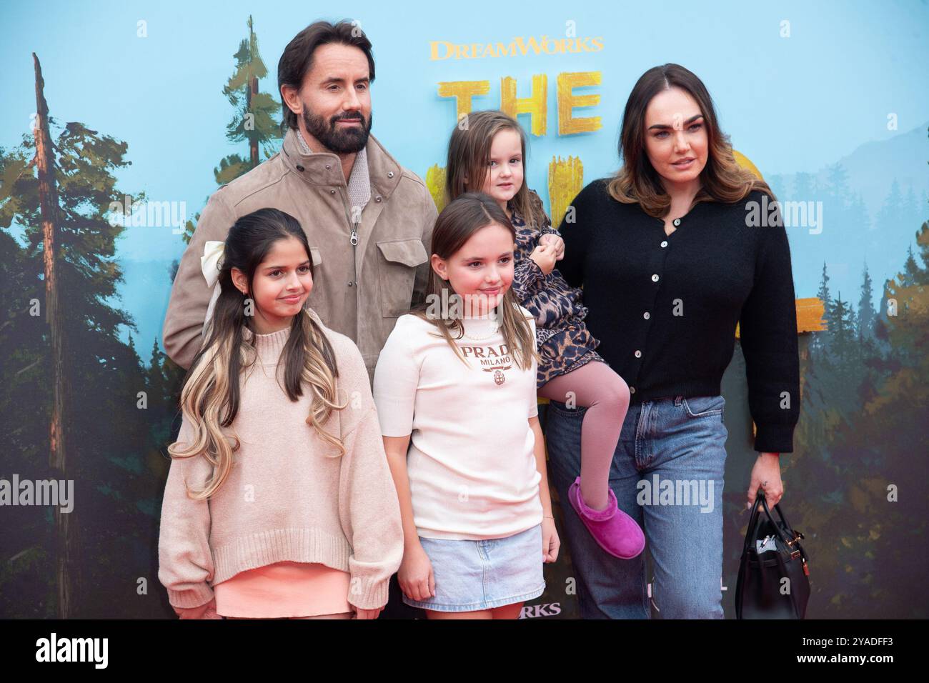 London, Großbritannien. Oktober 2024. Im Bild: Tamara Ecclestone, Ehemann Jay Rutland und Familie nehmen an der Sonderpräsentation für „The Wild Robot“ beim 68. BFI London Film Festival in der Royal Festival Hall in Southbank Teil. Quelle: Justin Ng/Alamy Live News Stockfoto