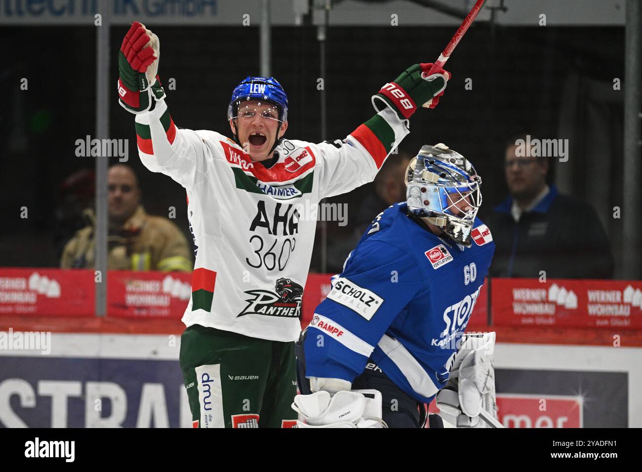 Jubel bei Alexander Oblinger (Augsburger Panther) Schwenninger Wild Wings gegen Augsburger Panther Eishockey, DEL, Spieltag 9, Saison 2024/2025, 13.10.2024 Foto: Eibner-Pressefoto/Sven Laegler Stockfoto