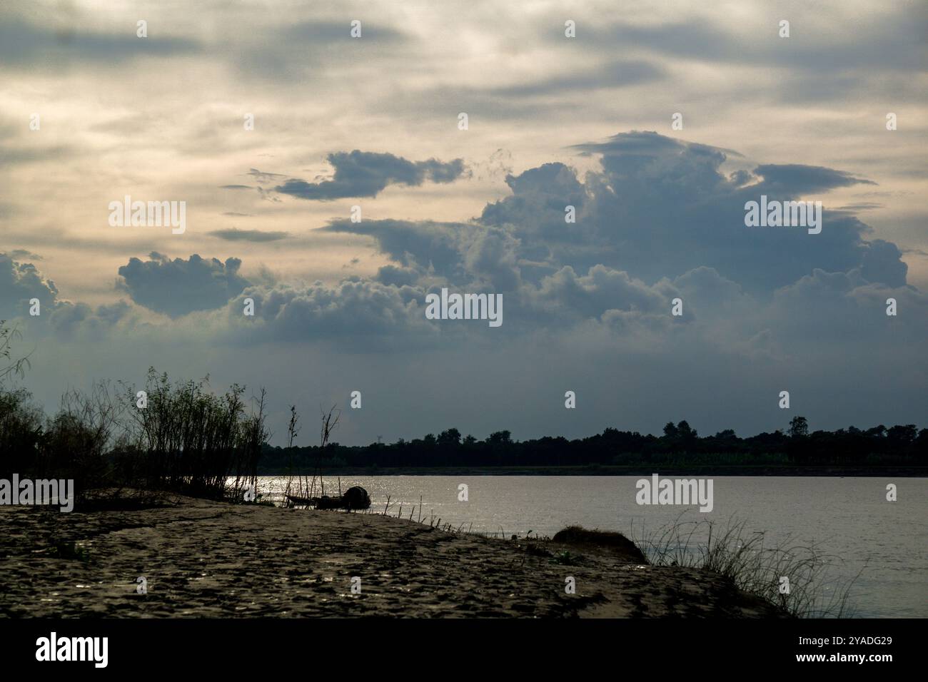 Gorai-Madhumati-Fluss von Bangladesch. Ein herrlicher Anblick bei Sonnenuntergang am Fluss. Ein Fluss fließt unter dem Abendhimmel. Stockfoto