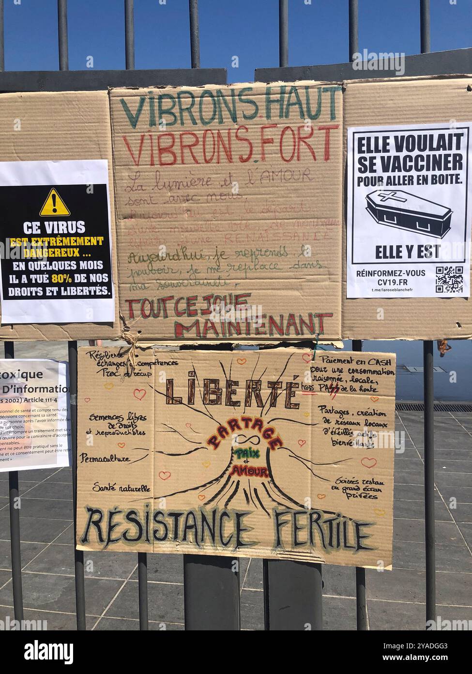 Nahaufnahme, handgeschriebene Plakate, Anti-Vax, Anti-COVID-19-Impfung Französische Demonstration Protest signalisiert Gesundheit Protest europa Stockfoto