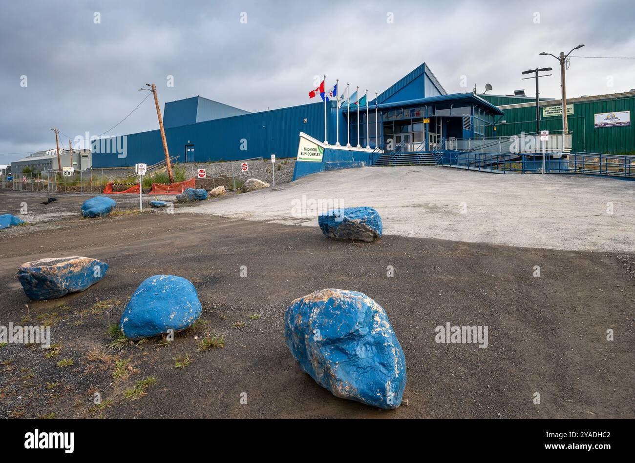 Inuvik, Northwest Territories, Kanada – 31. August 2024: Außenansicht des Midnight Sun Complex, einem Erholungszentrum Stockfoto