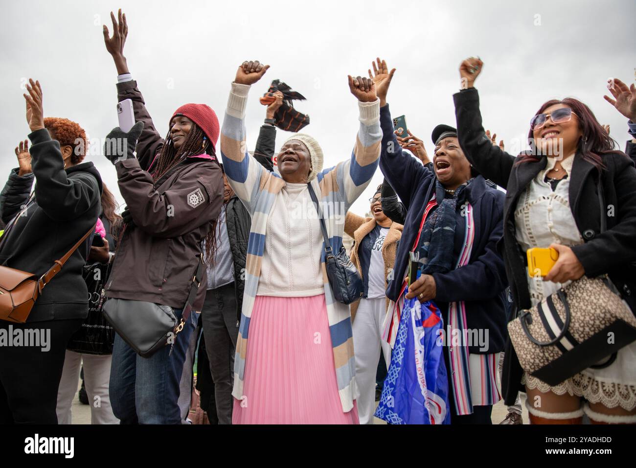 Die Jünger Christi singen während des marsches. Hunderte von Christen nahmen am Marsch für Jesus Teil. Die Jünger Christi hielten dann eine Kundgebung am Trafalgar Square ab, wo sie Reden, Livemusik und Gebete hörten. Stockfoto