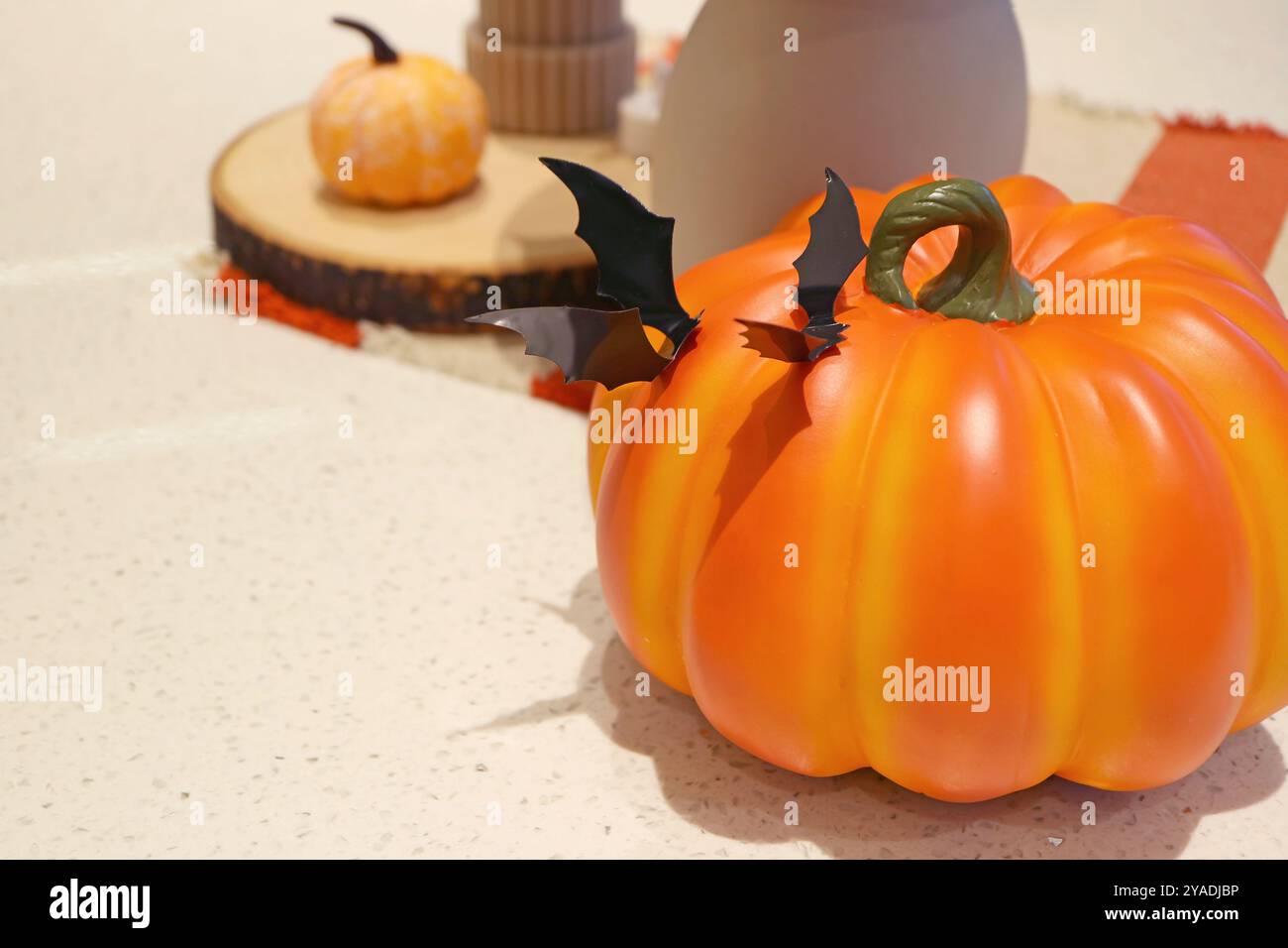 Nahaufnahme eines Halloween-Kürbis mit Fledermäusen isoliert auf dem Tisch Stockfoto