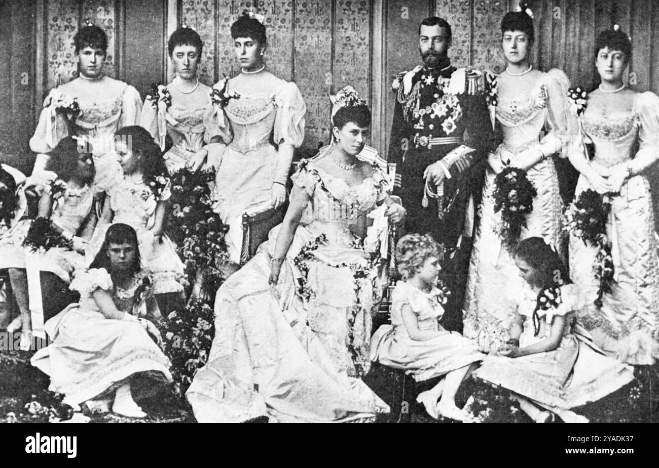 Das Hochzeitsgruppenporträt von Prinz George, Herzog von York und Prinzessin Victoria Mary von Teck, 6. Juli 1893. Von W. & D. Downey. Am 6. Juli 1893 heirateten Prinz George, Herzog von York (später König Georg V.) und Prinzessin Victoria Mary of Teck (später Königin Mary) in der Chapel Royal, Saint James’s Palace, London. Stockfoto