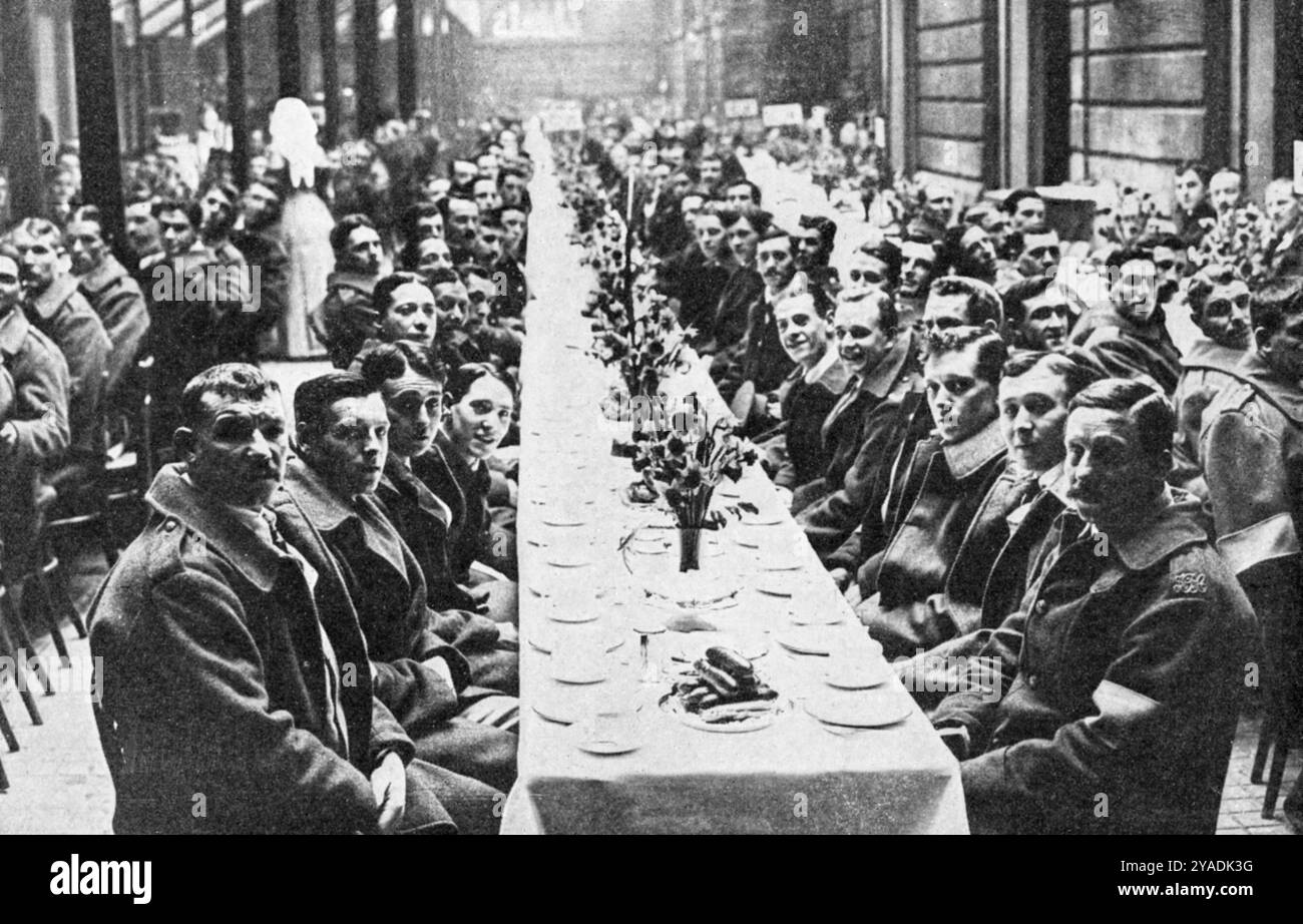 Verwundete Soldaten bei einer Teeparty im Buckingham Palace, 1916. Während des Ersten Weltkriegs veranstaltete die britische Königsfamilie in der Reitschule am Buckingham Palace Unterhaltung für verwundete Soldaten und Seeleute. An drei Tagen im März 1916 nahmen mehr als 2000 Männer an diesen Veranstaltungen Teil. Stockfoto