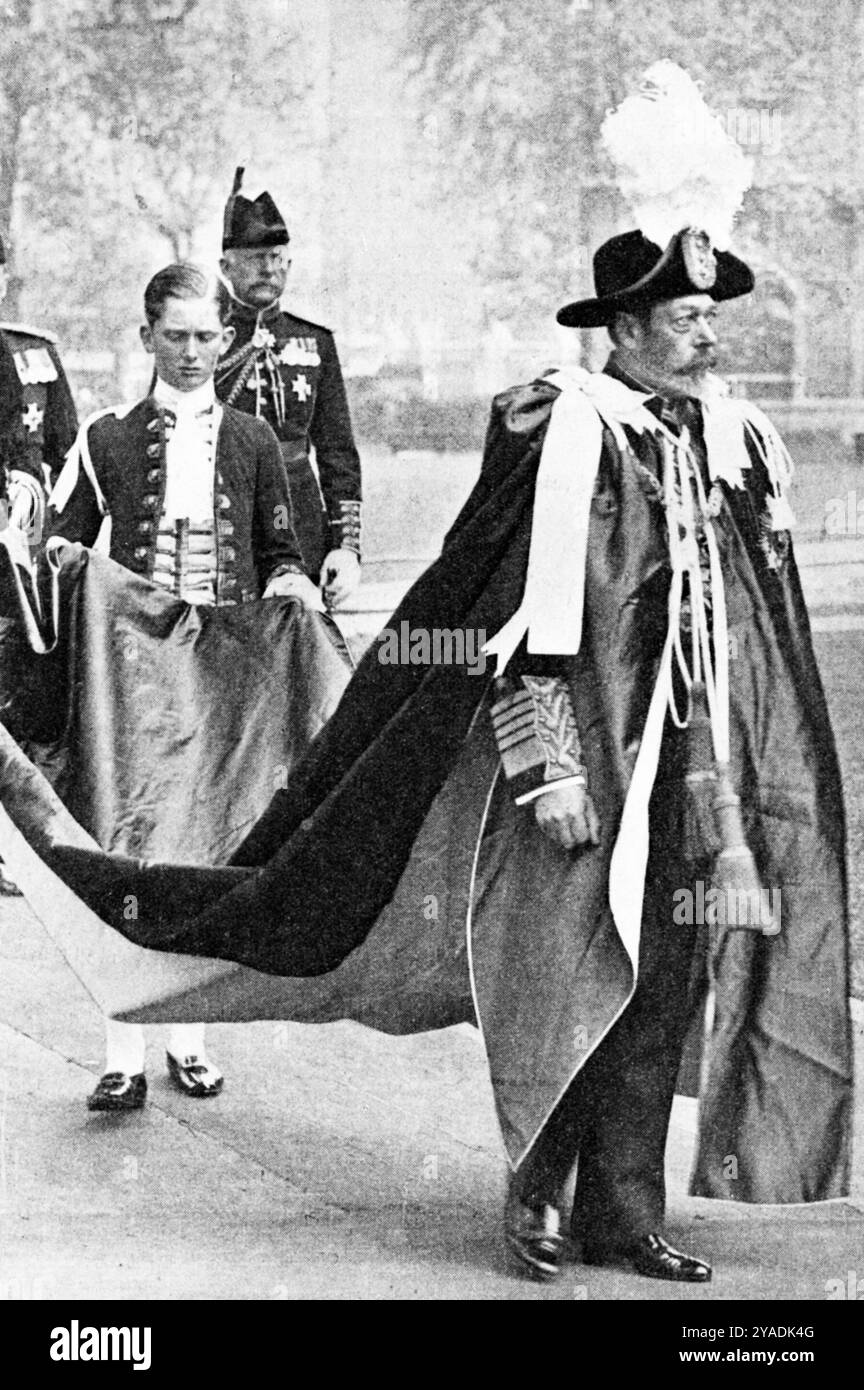 König Georg V. trägt die Gewänder des Garderobenordens. Garter Day, 1930er Jahre. The Most Noble Order of the Garter ist ein Ritterorden, der 1348 von Eduard III. Von England gegründet wurde. Der höchste Ritterorden im britischen Ehren-System, der nur durch die Verzierung des Victoria-Kreuzes und des George-Kreuzes übertroffen wird. Jedes Jahr im Juni findet auf Windsor Castle eine große Prozession der Ritter statt. Stockfoto