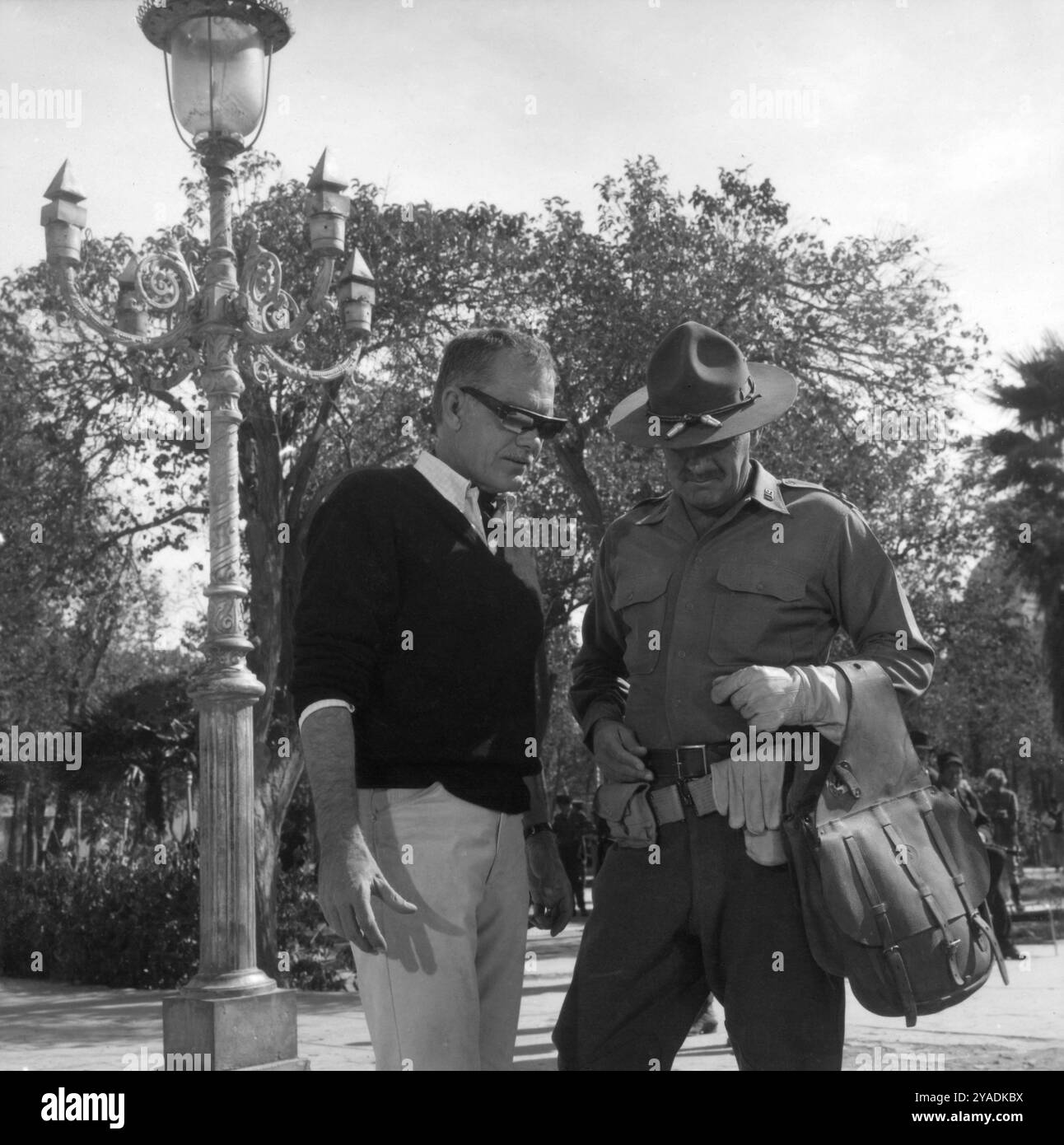 SAM PECKINPAH und WILLIAM HOLDEN am Set von THE WILD BUNCH 1969 Regisseur SAM PECKINPAH Cinematography LUCIEN BALLARD Music JERRY FIELDING Warner Bros.- Seven Arts Stockfoto