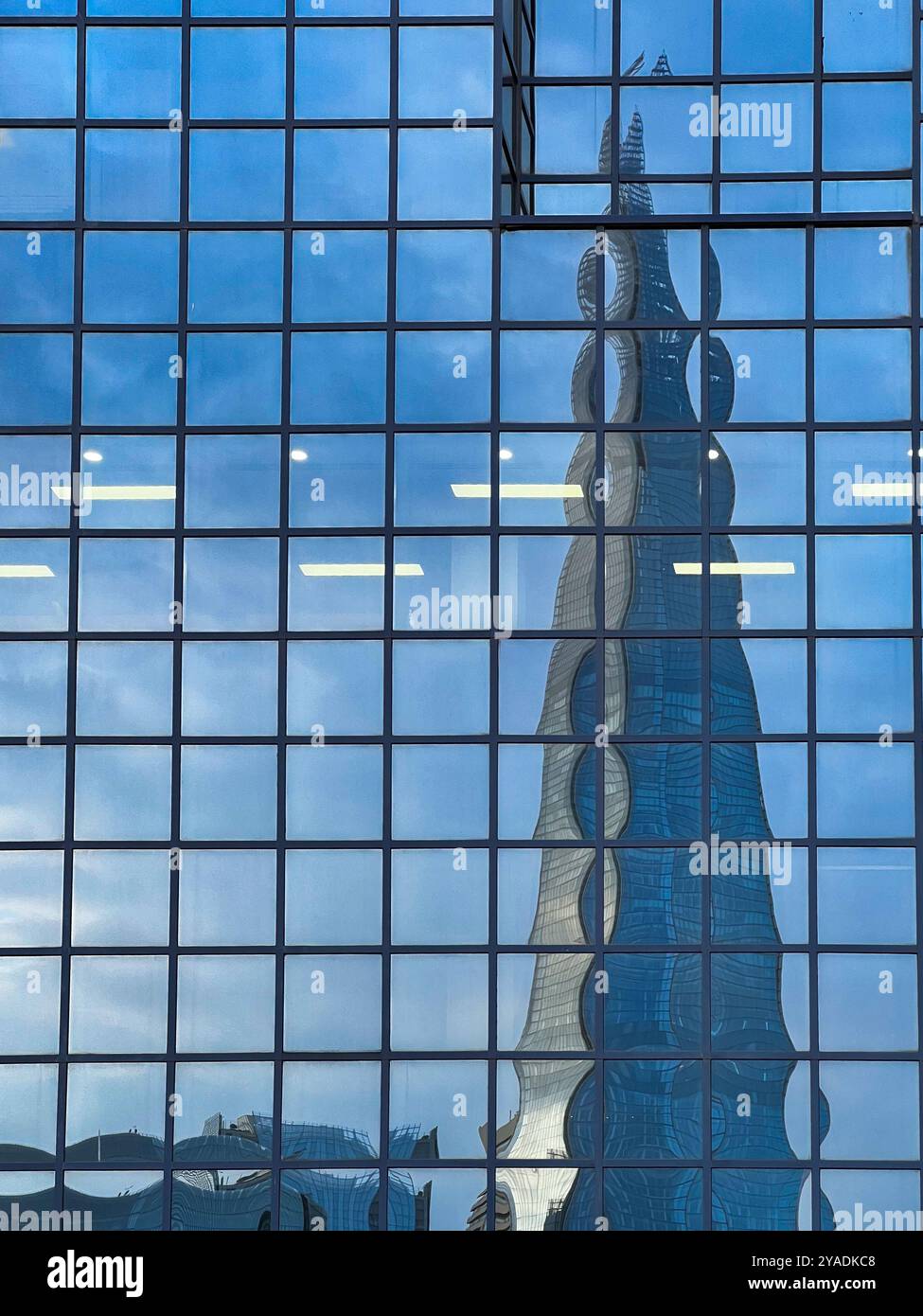 Der Shard spiegelt sich in den Fenstern des Büroblocks in London, Großbritannien Stockfoto