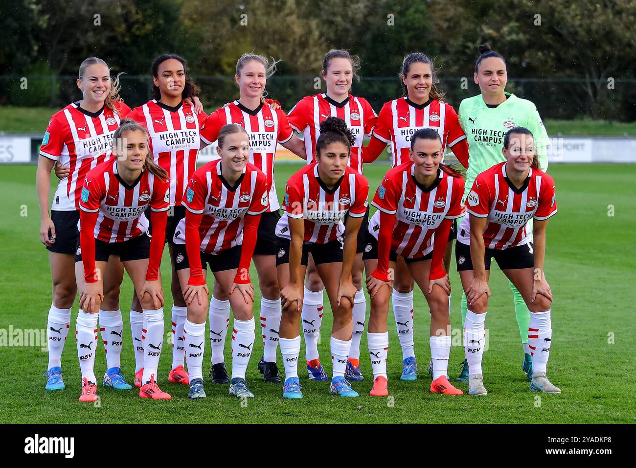 Heerenveen, Niederlande. Oktober 2024. HEERENVEEN, NIEDERLANDE - 13. OKTOBER: Teamphoto mit Gwyneth Hendriks von PSV, Renate Jansen von PSV, Melanie Bross von PSV, Riola Xhemaili von PSV, Veerle Buurman von PSV, Torhüter Nicky Evrard von PSV, Sisca Folkertsma von PSV, Sara Thrige von PSV 2024, Skoatterwâld Smits von PSV, Joëlle (Foto: Pieter van der Woude/Orange Pictures) Credit: Orange Pics BV/Alamy Live News Stockfoto