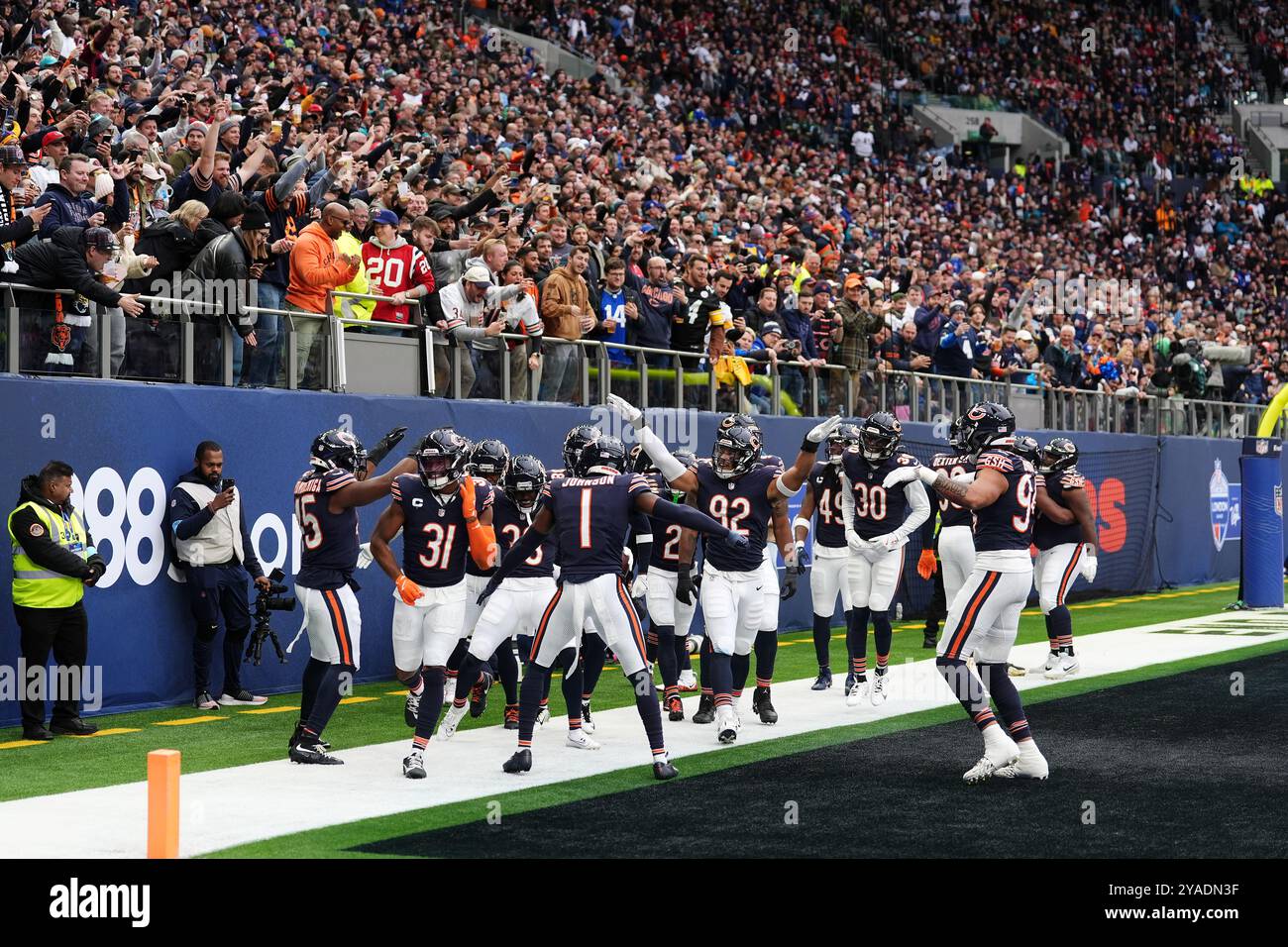 Die Spieler der Chicago Bears feiern während des NFL International Matches im Tottenham Hotspur Stadium in London. Bilddatum: Sonntag, 13. Oktober 2024. Stockfoto