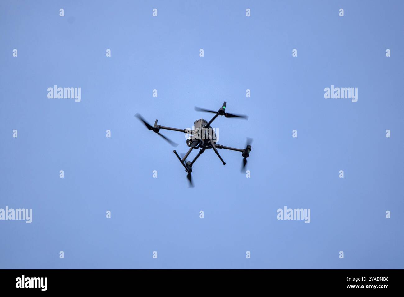 Eine Polizeidrohne am Himmel in Amsterdam, Niederlande 7-10-2024 Stockfoto