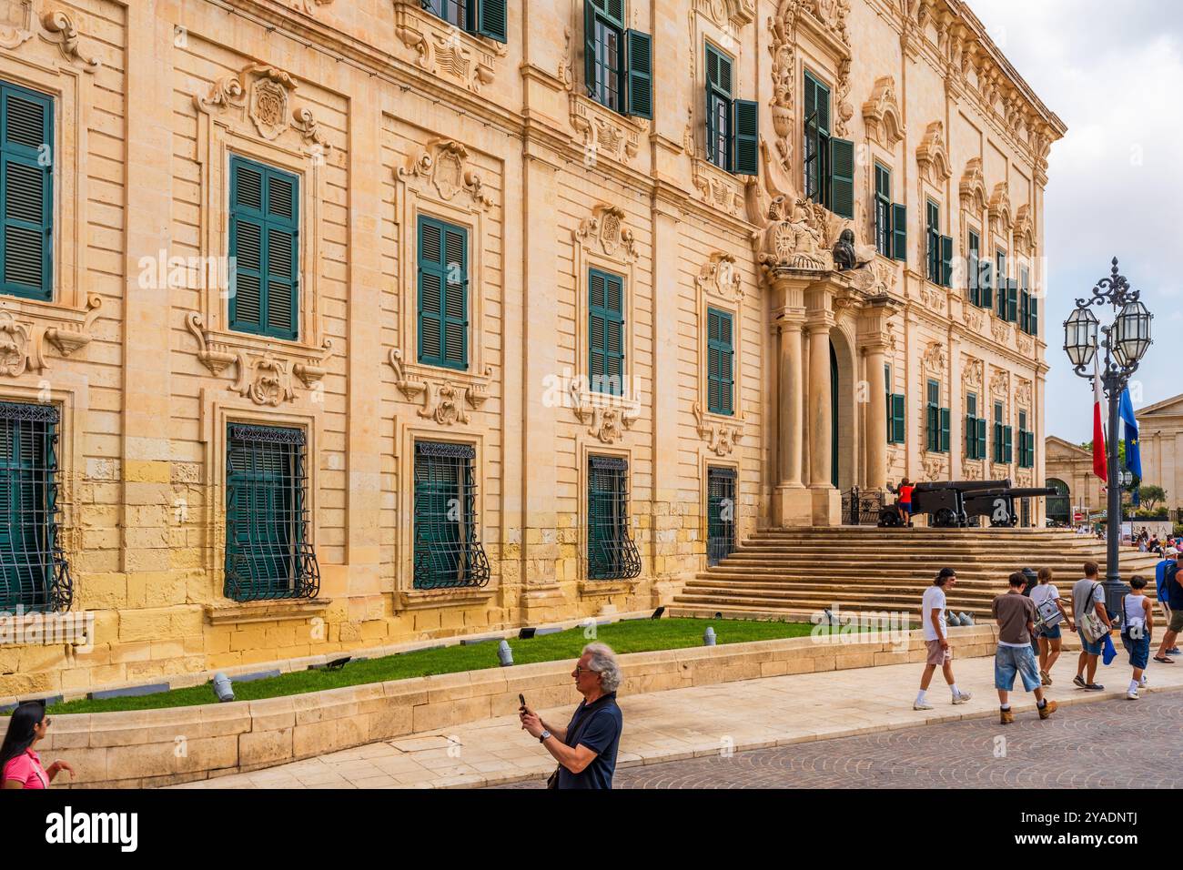 VALLETTA, MALTA - 30. AUGUST 2024: Blick auf die Auberge de Castile am Castile Place am höchsten Punkt von Valletta. Stockfoto