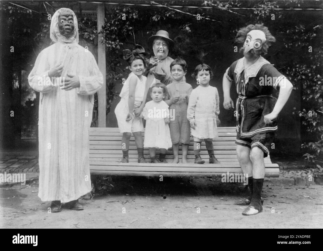 Josefina Oliver (argentinische Fotografin) - Familienporträt - Karneval - 1910 Stockfoto