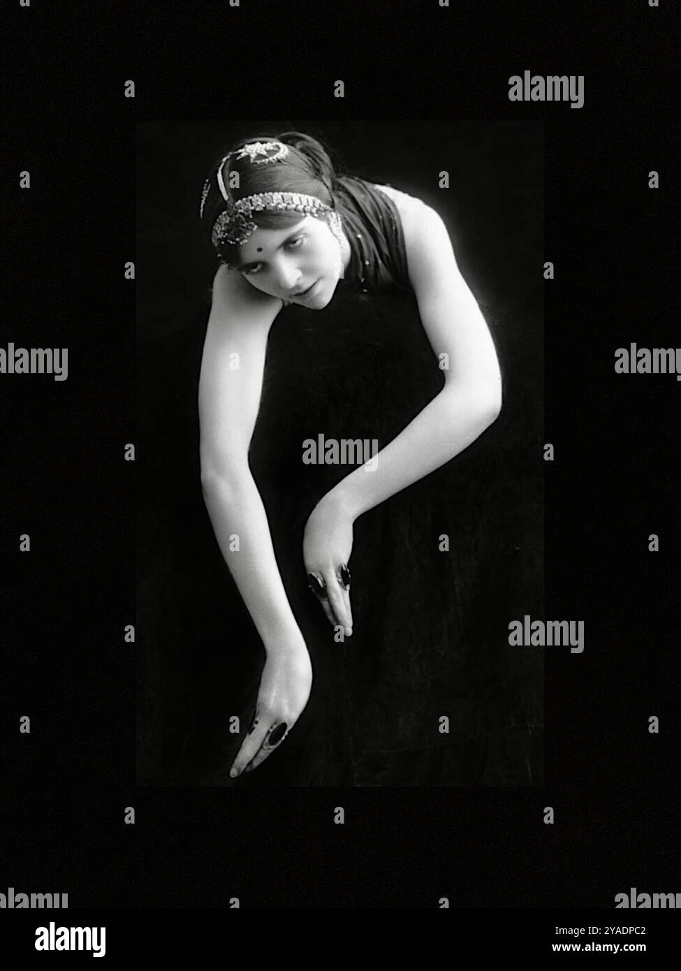 Roshanara (Olive Craddock) in ihrem Schlangentanz - 1913. Stockfoto