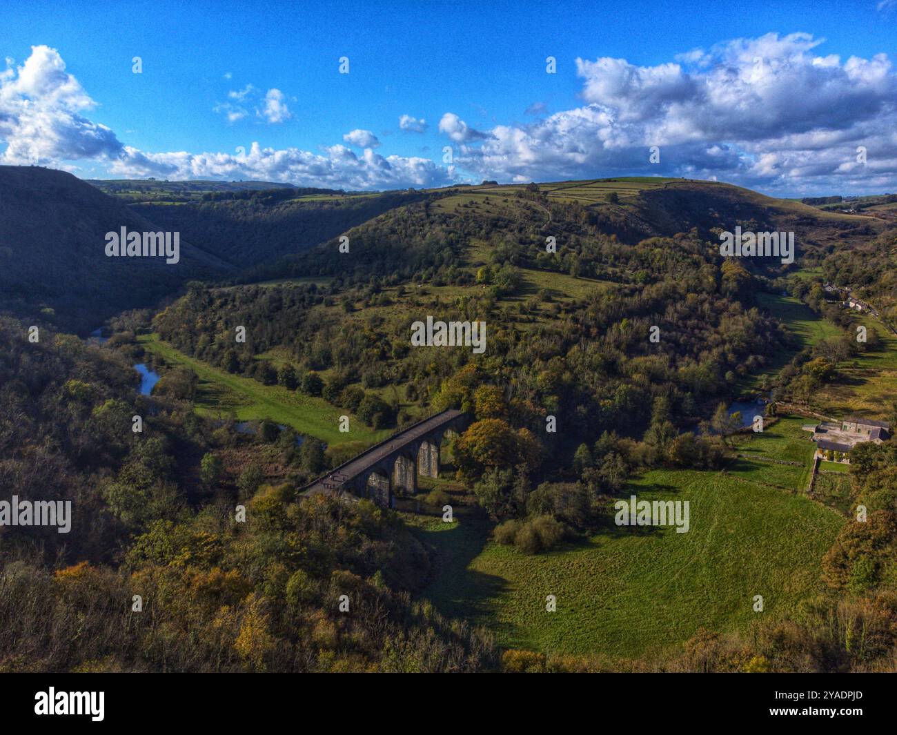 Ein Foto von Monsal Dale und dem Grabsteinviadukt in Derbyshire, aufgenommen mit einer Drohne. Stockfoto