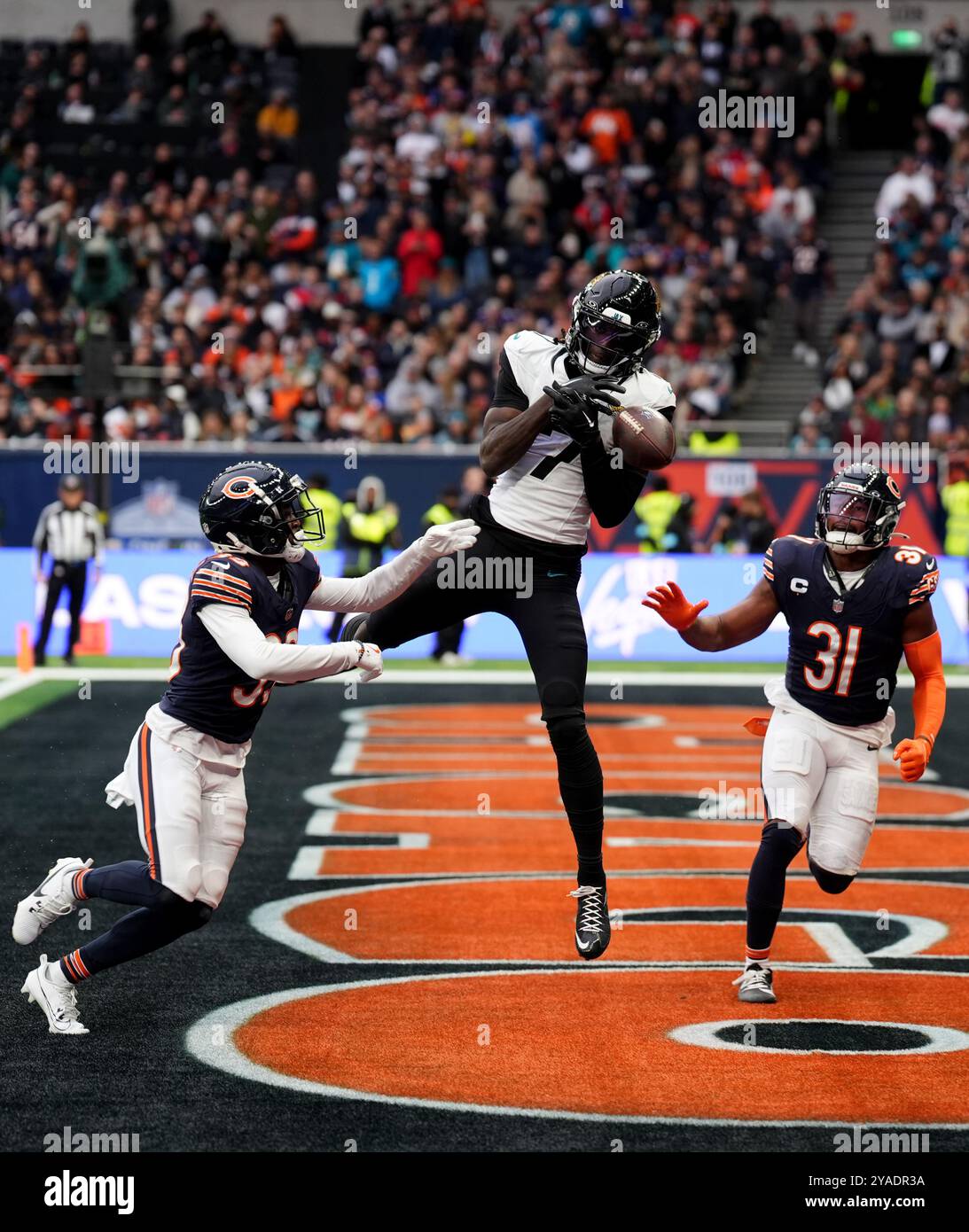 Brian Thomas Jr (Mitte) von Jacksonville Jaguars wirft während des NFL International Matches im Tottenham Hotspur Stadium in London einen Pass in der Endzone ab. Bilddatum: Sonntag, 13. Oktober 2024. Stockfoto