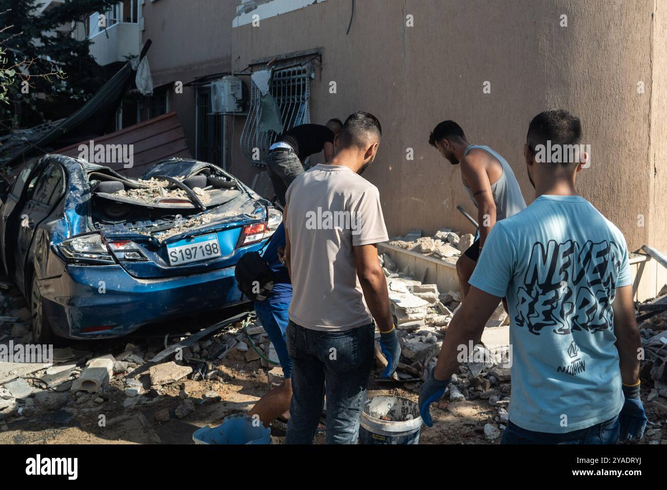 Barja, Lebnion. Oktober 2024. Kurz nach 15 Uhr trifft ein israelischer Luftangriff die Stadt Barja in der Region Chouf im Libanon. Nach Angaben des libanesischen Gesundheitsministeriums wurden vier Menschen getötet und vierzehn weitere verletzt. (Kreditbild: © Timothy Wolfer/ZUMA Press Wire) NUR REDAKTIONELLE VERWENDUNG! Nicht für kommerzielle ZWECKE! Stockfoto