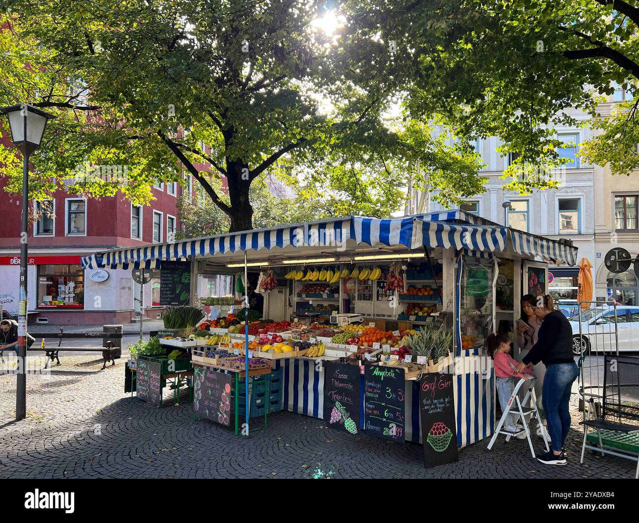 Obststand Obststandl typisches Münchner Obststandl Obst-Verkaufsstand am Pariser ...