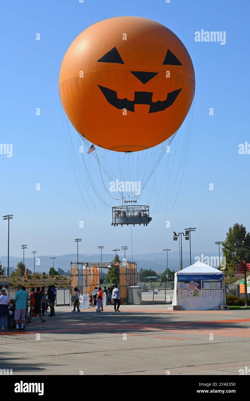 IRVINE, KALIFORNIEN - 5. OCT 2024: Die Leute stehen an, um den Great Park Balloon während des jährlichen Kulturdorfs zu reiten. Stockfoto