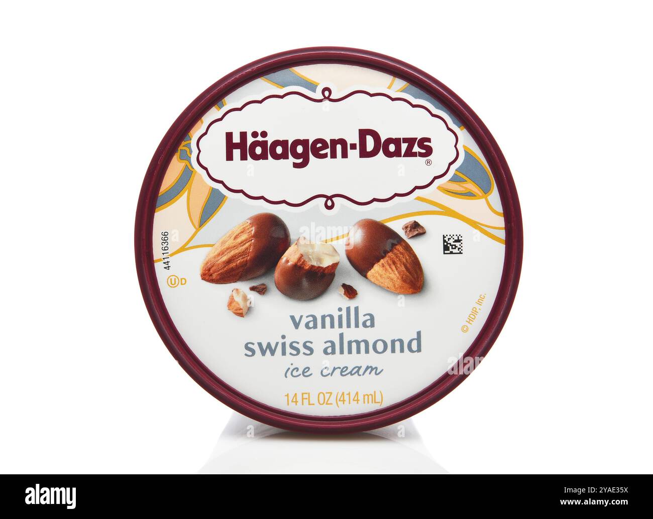 IRVINE, KALIFORNIEN - 07. OKT 2024: Ein Karton Haagen-Dazs Vanilla Swiss Mandel Ice Cream, Nahaufnahme des Deckels. Stockfoto