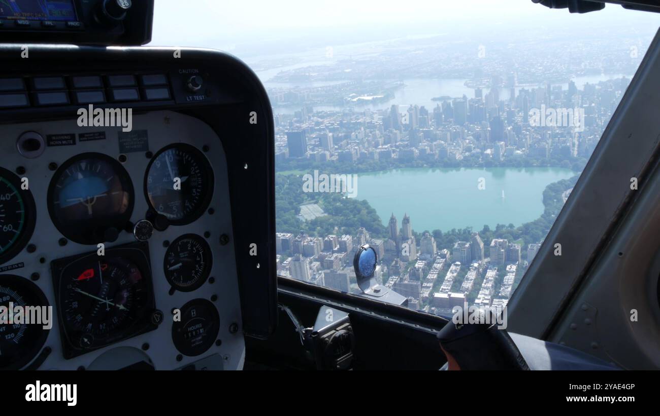 Hubschrauberrundflug in New York City, Hubschrauberrundflug über Manhattan, USA. Extremtourismus, Reise USA. Kamera schüttelt. Central Park und West Side Wohngebäude. Bedienfeld. Stockfoto