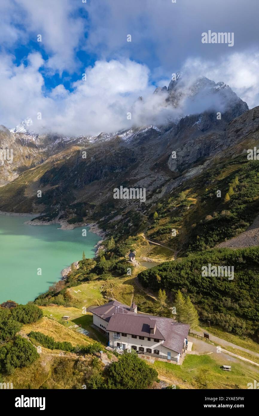 Aus der Vogelperspektive auf den künstlichen Barbellino-See und die Schutzhütte Curò. Valbondione, Seriana Valley, Lombardei, Provinz Bergamo, Italien. Stockfoto