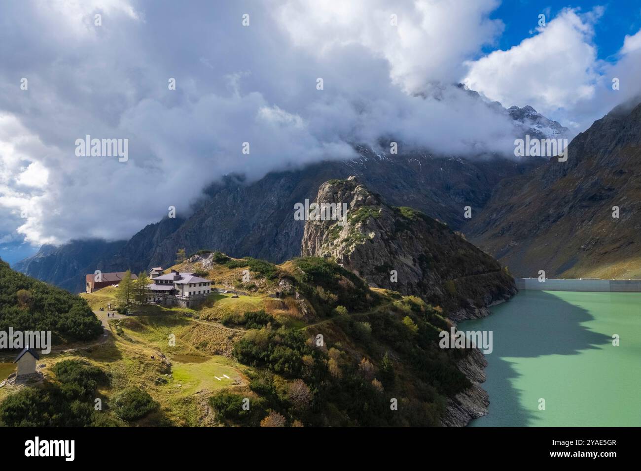 Aus der Vogelperspektive auf den künstlichen Barbellino-See und die Schutzhütte Curò. Valbondione, Seriana Valley, Lombardei, Provinz Bergamo, Italien. Stockfoto