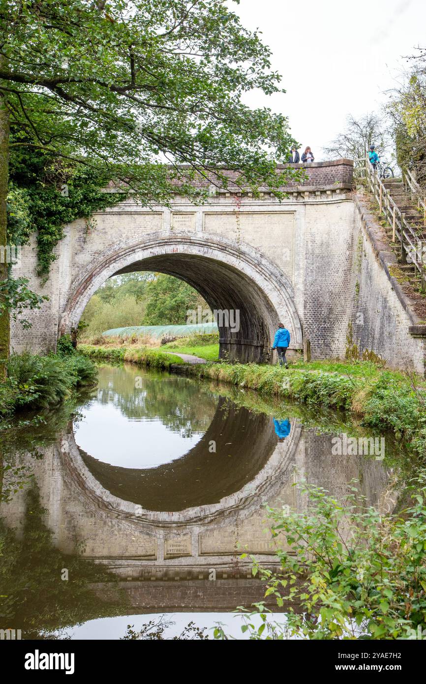 Hazelhurst Aquädukt, wo der Leek-Zweig des Caldon-Kanals über den Caldon-Hauptkanal in der Landschaft von Staffordshire verläuft Stockfoto