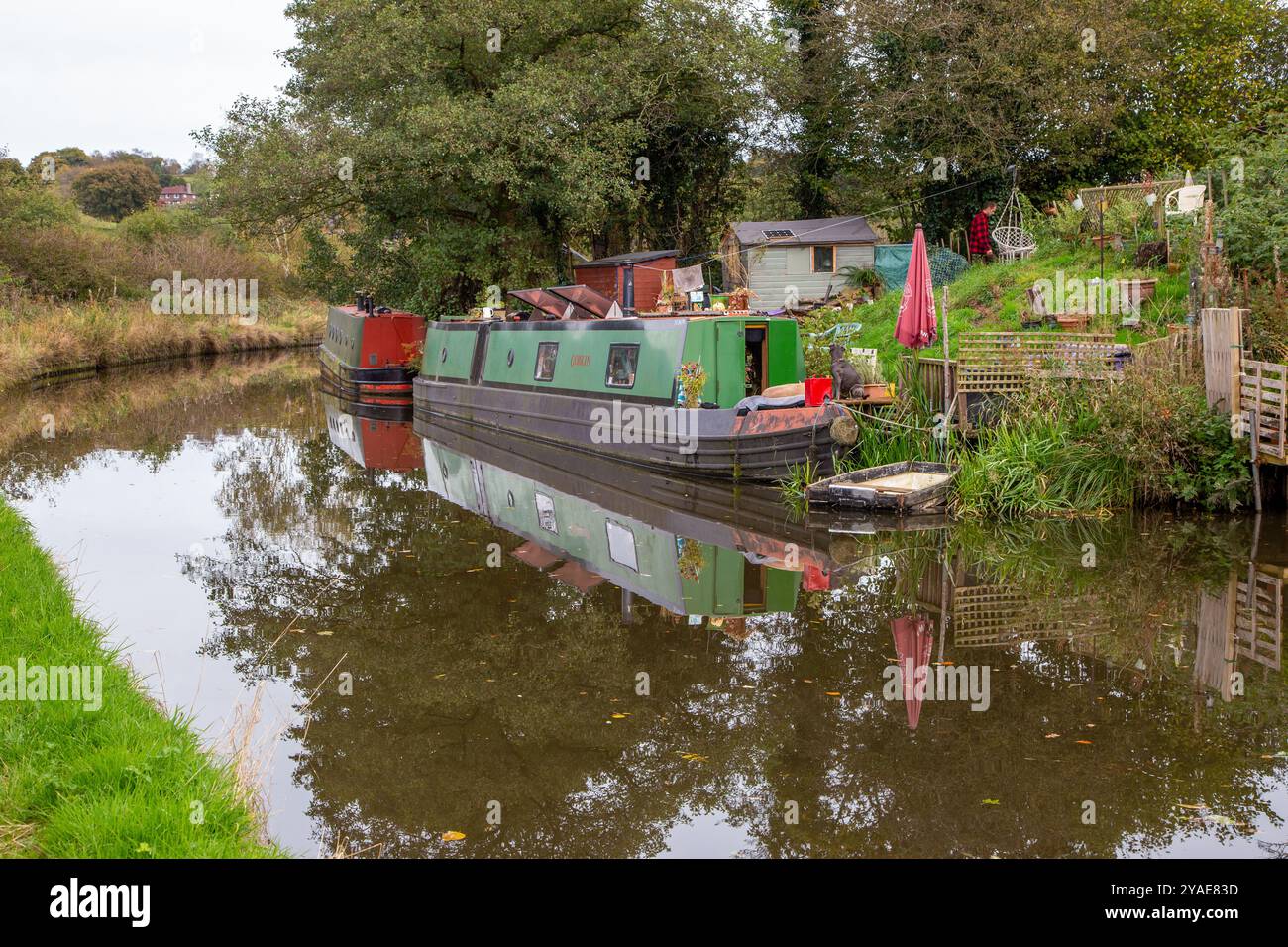Canal Narrowboat vertäut auf dem kurzen 2,5 km langen Leek-Zweig des Caldon-Kanals in der Landschaft von Staffordshire Stockfoto