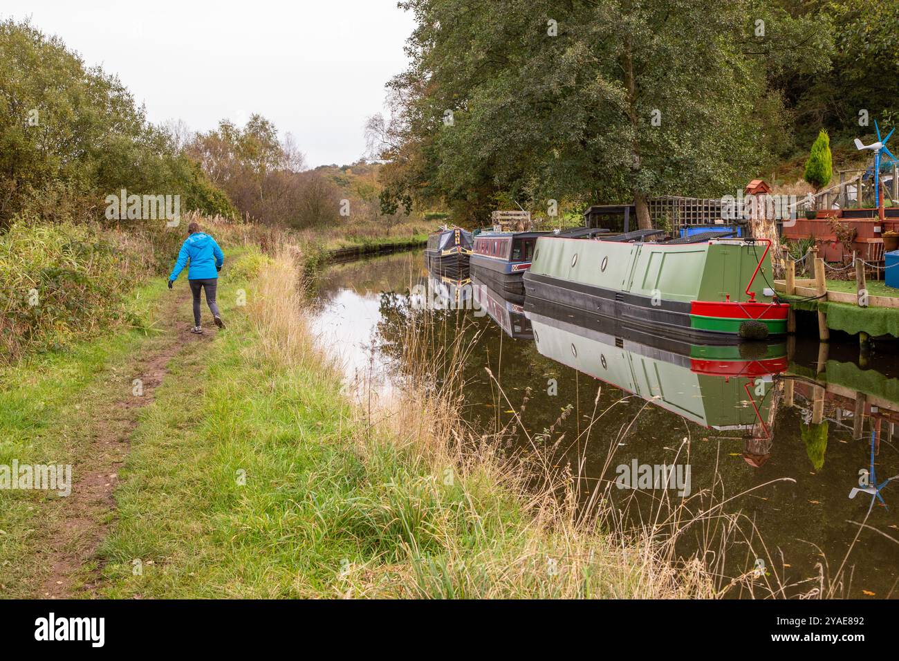 Canal Narrowboat vertäut auf dem kurzen 2,5 km langen Leek-Zweig des Caldon-Kanals in der Landschaft von Staffordshire Stockfoto