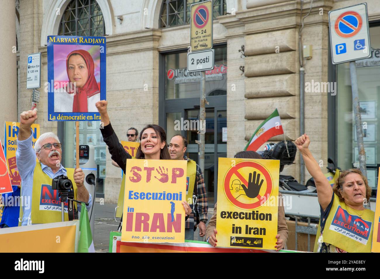 Rom, Italien. Oktober 2024. Demonstranten zeigen ein Foto von Maryam Rajavi und Schilder mit der Aufschrift "stoppt die Hinrichtungen im Iran" während des vom Nationalen Widerstandsrat des Iran in Rom organisierten Protests gegen Hinrichtungen im Iran. Einige Vertreter der iranischen Gemeinschaft aus Rom und seiner Umgebung demonstrierten, um das öffentliche Bewusstsein für die Hinrichtungen politischer Gefangener in der Hauptstadt des Iran zu schärfen. Nach Angaben des Nationalen Widerstandsrates des Iran (NCRI) wurden in den Tagen um den Welttag gegen die Todesstrafe sieben Todesurteile im Iran vollstreckt. 267 Hinrichtungen Stockfoto