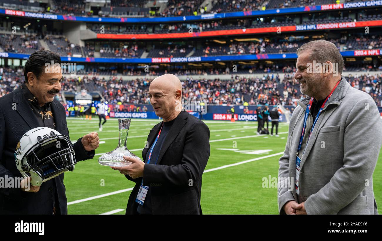 London, Großbritannien. 13. Oktober 2024. (L bis R) Shahid Khan, Besitzer Jacksonville Jaguars, Daniel Levy, Tottenham Hotspur Chairman, Ange Postecoglou, Tottenham Hotspur Manager, vor einem NFL-Fußballspiel gegen die Chicago Bears im Tottenham Hotspur Stadium. Endergebnis Jaguars 16 trägt 35 Credit: Stephen Chung / Alamy Live News Stockfoto