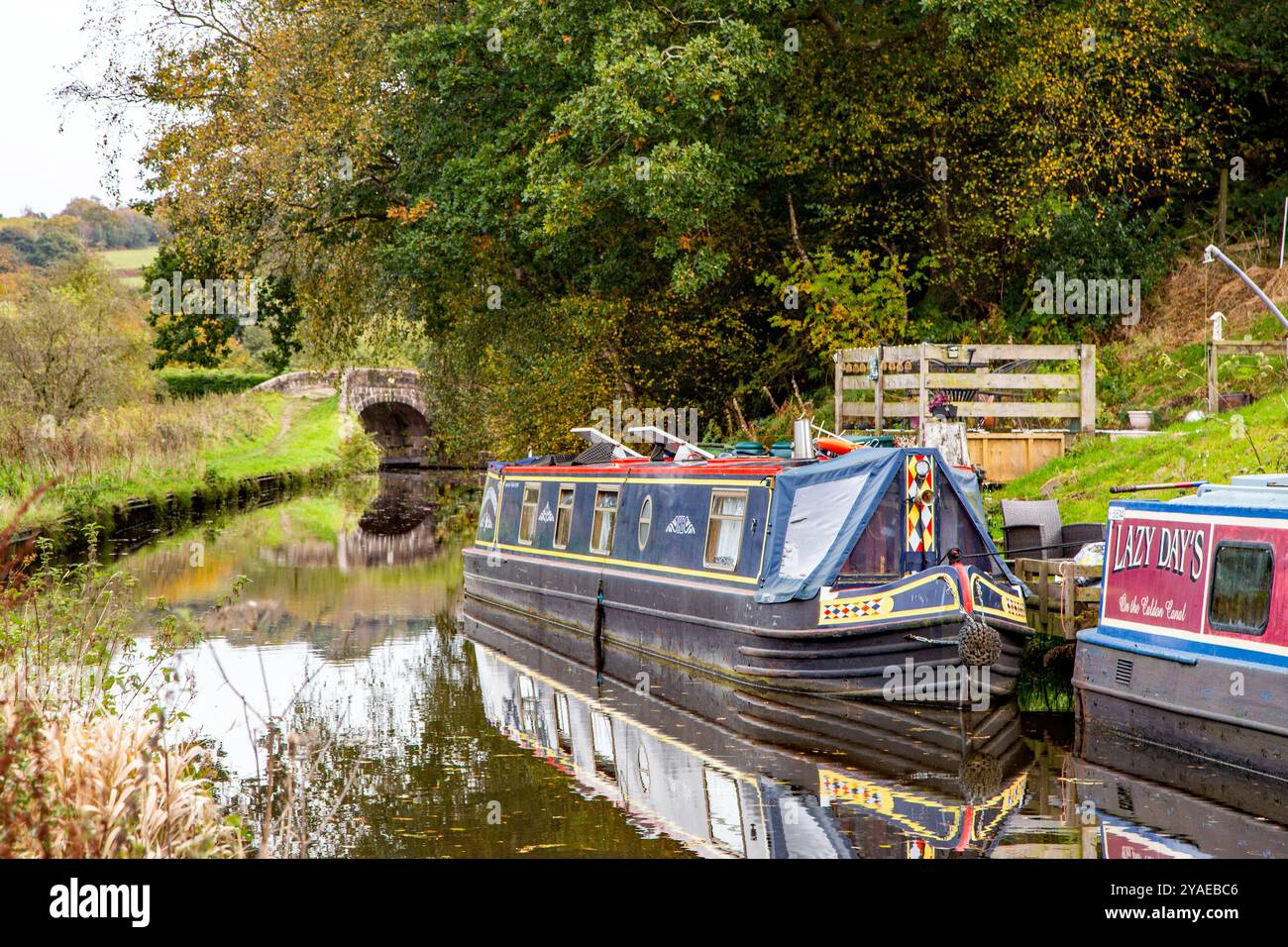 Canal Narrowboat vertäut auf dem kurzen 2,5 km langen Leek-Zweig des Caldon-Kanals in der Landschaft von Staffordshire Stockfoto
