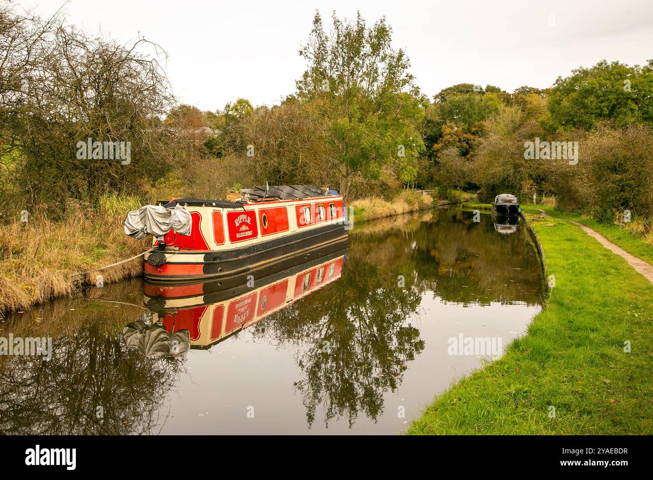 Canal Narrowboat vertäut auf dem kurzen 2,5 km langen Leek-Zweig des Caldon-Kanals in der Landschaft von Staffordshire Stockfoto