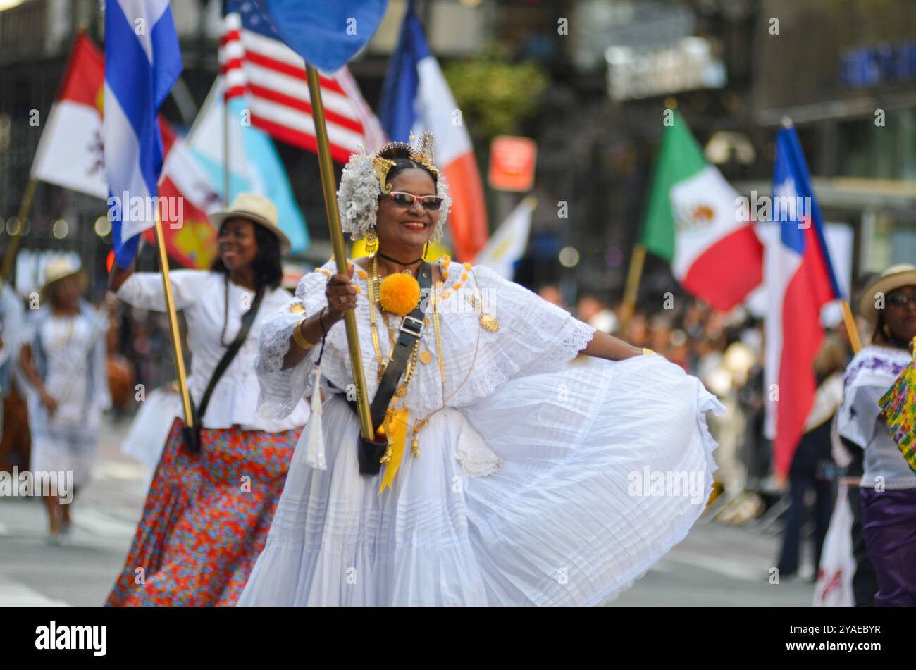 New York, Usa. Oktober 2024. Eine Partie tanzt bei der Hispanic Day Parade entlang der Sixth Avenue in New York City. Quelle: Ryan Rahman/Alamy Live News Stockfoto