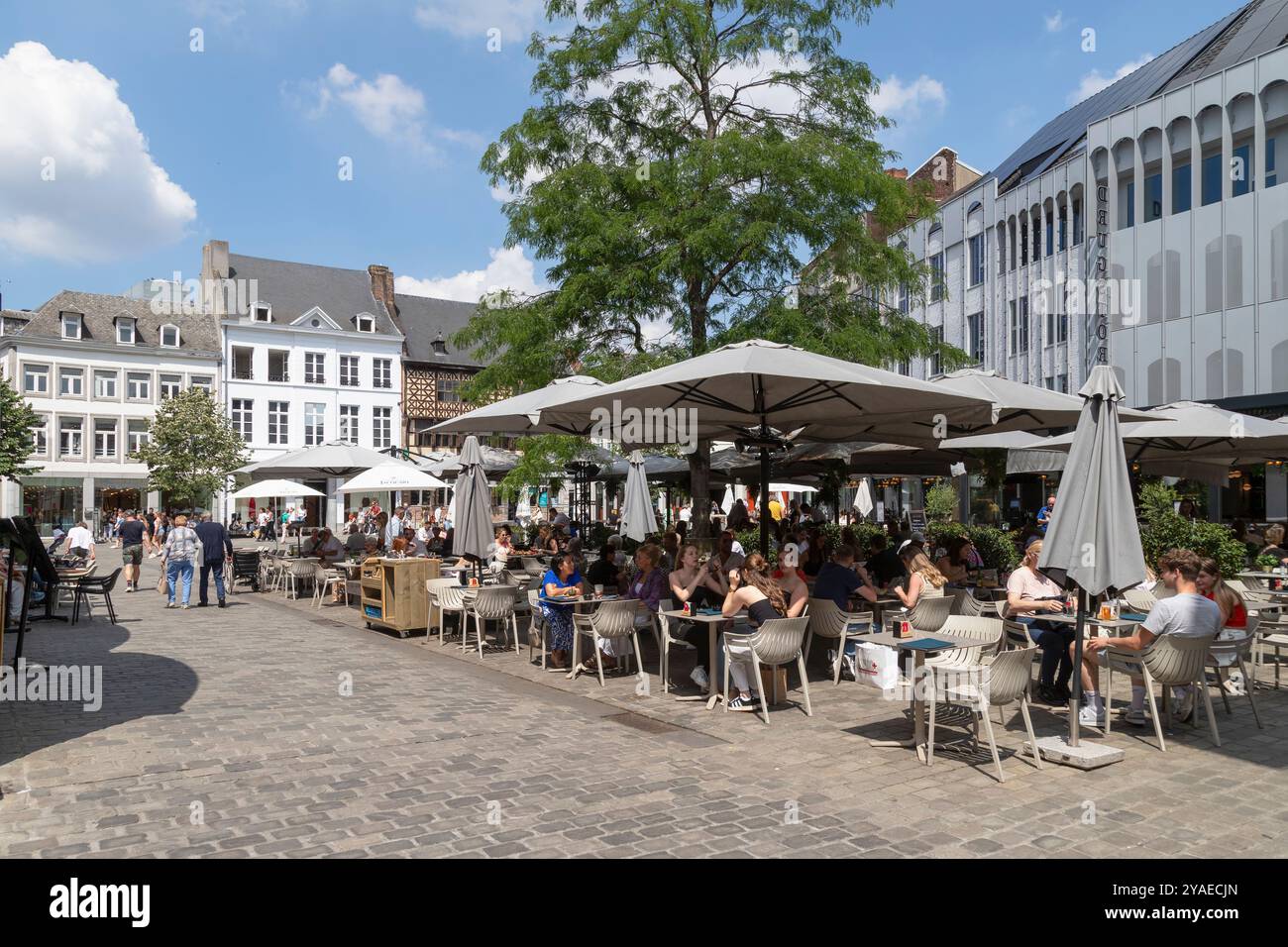 Die Menschen genießen die Terrasse auf dem Stadtplatz im Stadtzentrum von Hasselt in Belgien. Stockfoto