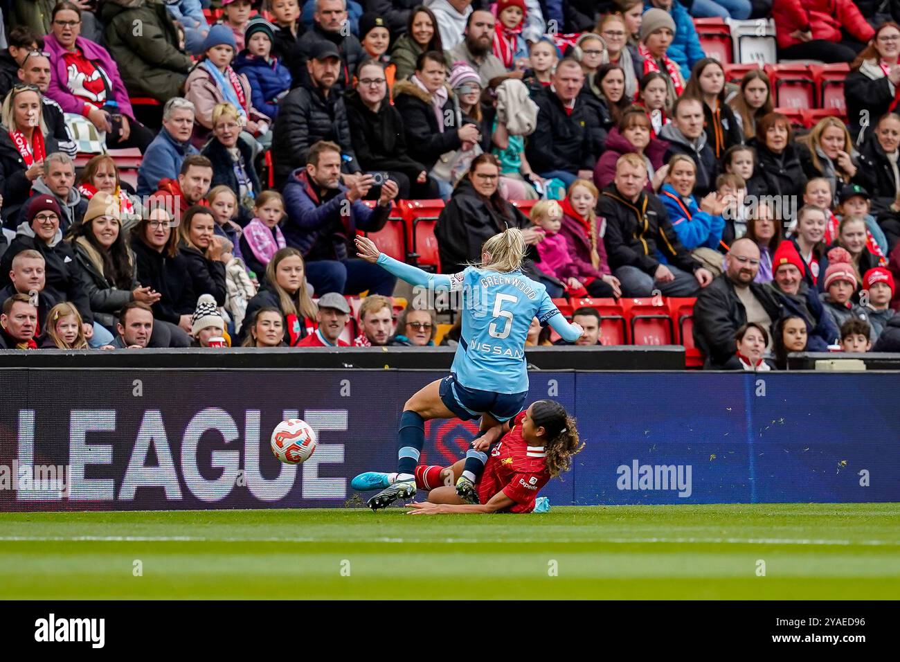 Liverpool, Großbritannien. Sonntag, 13. Oktober 2024, Barclays Women’s Super League: Liverpool FC Women vs Manchester City Women in Anfield. Alex Greenwood wird von Oliver Smith angegriffen. James Giblin/Alamy Live News. Stockfoto