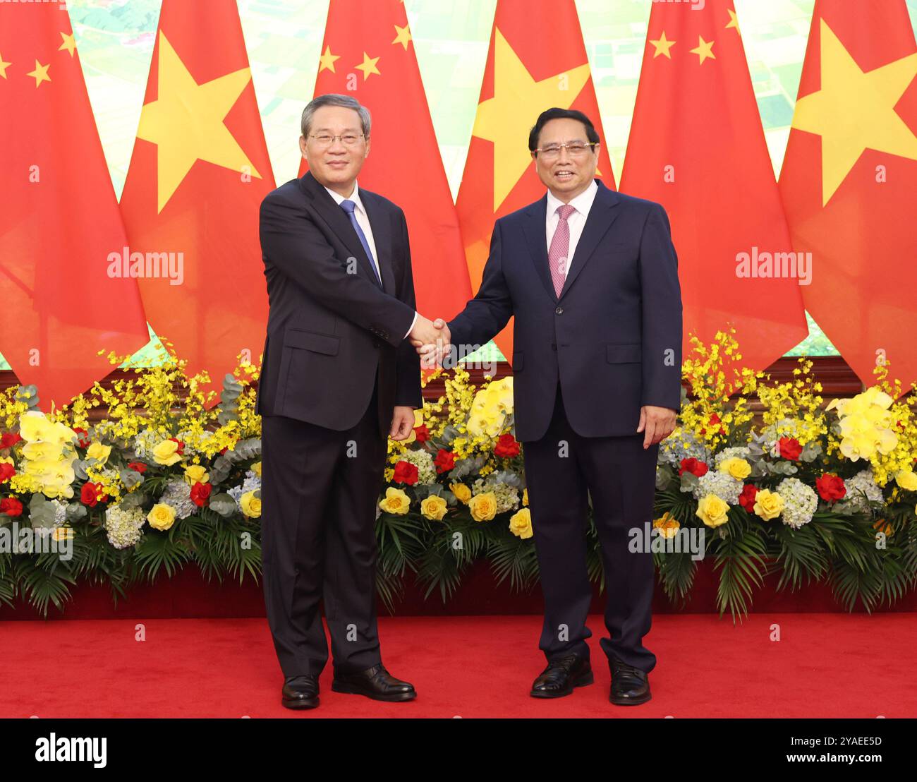 Hanoi, Vietnam. Oktober 2024. Der chinesische Premierminister Li Qiang führt Gespräche mit dem vietnamesischen Premierminister Pham Minh Chinh am 13. Oktober 2024 in Hanoi, Vietnam. Quelle: Liu Weibing/Xinhua/Alamy Live News Stockfoto