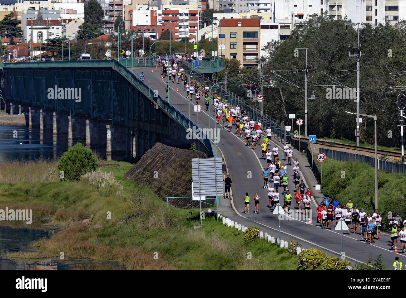 Viana do Castelo, Portugal - 13. Oktober 2024: Die Corrida da Ponte 2024 hielt ihre 2. Auflage in Viana do Castelo, mit einem 10-km-Rennen. Stockfoto